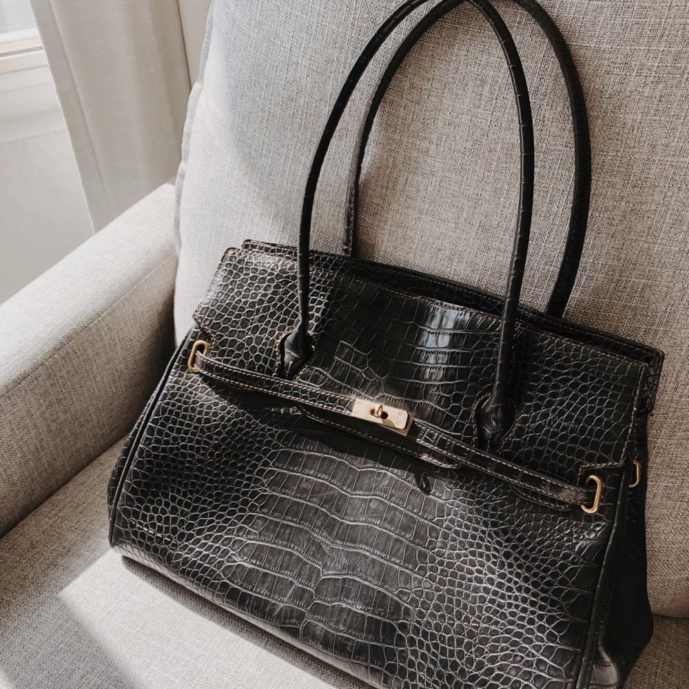 Elegant Black Crocodile-Embossed Women's Bag